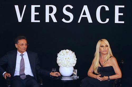 логотип versace и фотография Донателлы Версаче