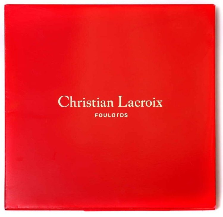Упаковка платков, шарфов или палантин Christian Lacroix.