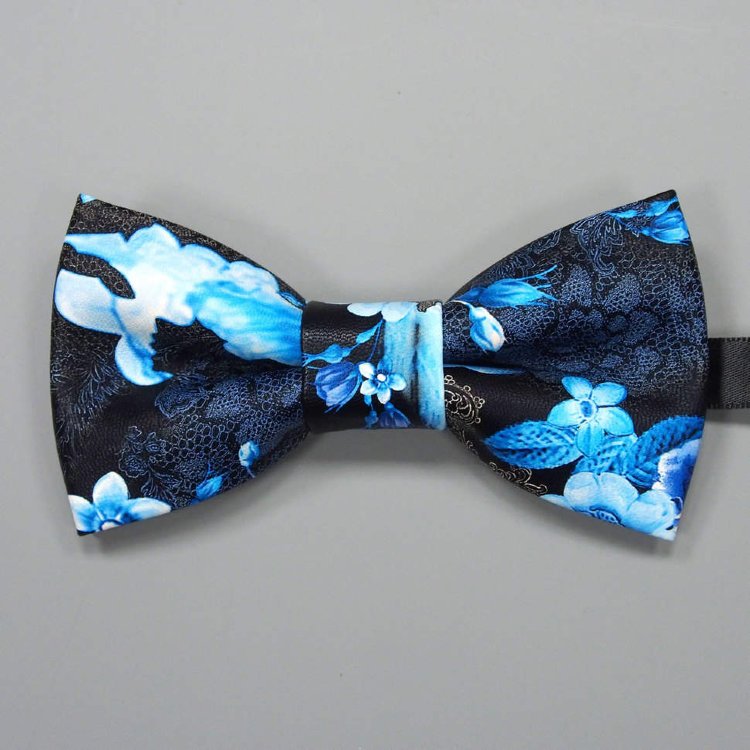 Яркая сине-голубая бабочка с красивым дизайном 828773