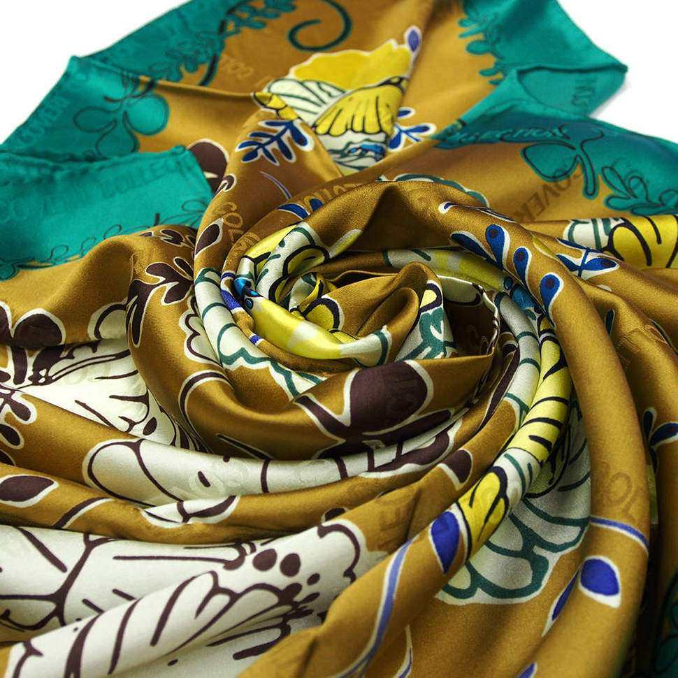Большой шелковый платок. Roberto Cavalli Scarves платок. Шелковые платки лакост. Шелковый шарф. Шелковый шарфик.