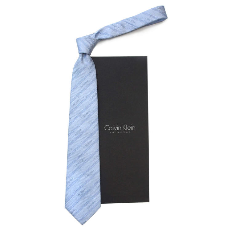 Мужской шелковый галстук небесного цвета с надписями Calvin Klein 824985