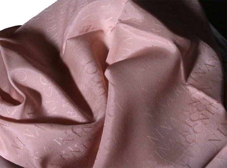 Однотонный элегантный шелковый палантин Nina Ricci 2330